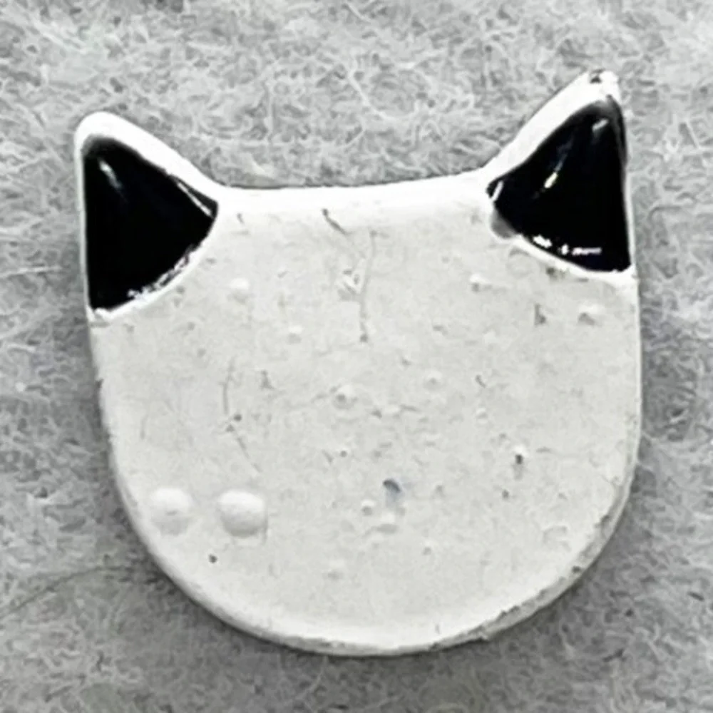🔮 5/$25‎ Hand Painted Tuxedo Cat Pin
